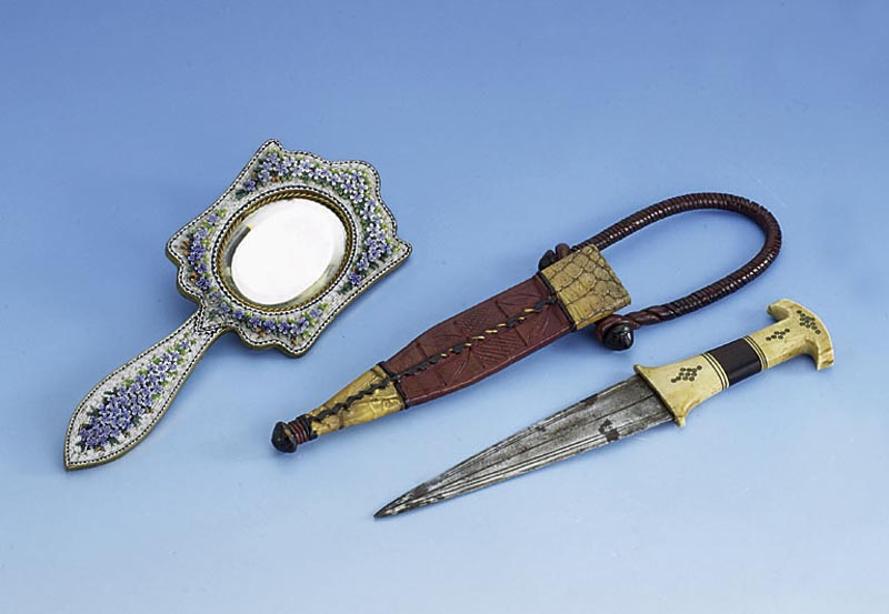 Ehrendolch, Togo um 1900, Bein und Ebenholz, Scheide aus geprÄgtem Leder, Gebr.-Spuren, Ges.-L. ca. 28 cm