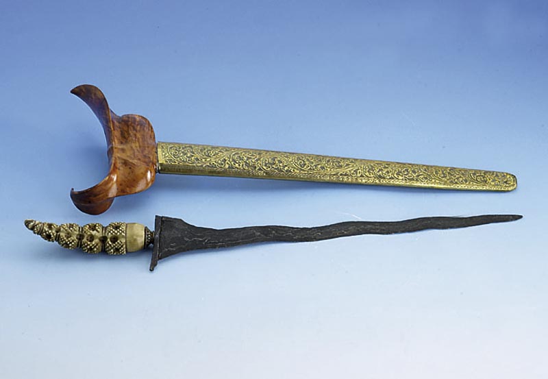 Kris, um 1900, Bali, Klinge vielfach gefaltet geschmiedet, Eisen geflammt, 6-fach gewellt, Griff: Bein (besch.), Pagoden- fÖrmig aufgebaut, ...