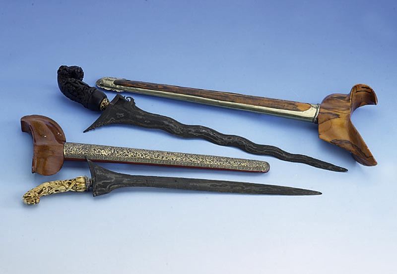 Kris, um 1900, Bali, Klinge vielfach gefaltet geschmiedet, Eisen geflammt, glatte Form, Griff: Elfenbein, geschnitten vegetabile und Tierformen, ...