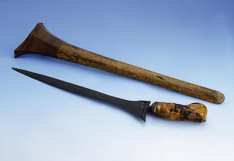 Kris, um 1900, Bali, Klinge vielfach gefaltet geschmiedet, Eisen geflammt, glatte Form, Griff und Scheide spÄter dazu gearbeitet, oberer Teil ...