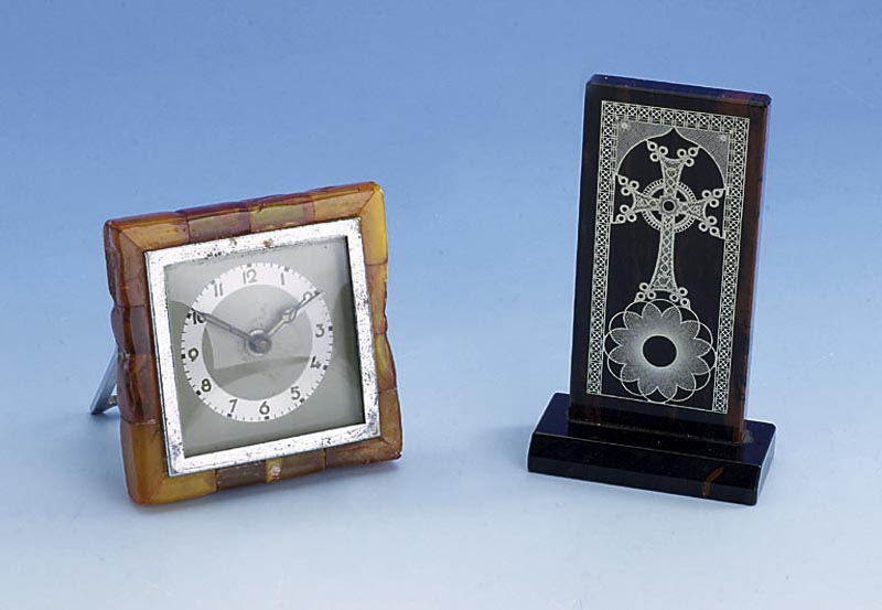 Kleiner Altar, um 1900, Silberkreuz bÜndig in Achat eingelegt, aufwendige Arbeit, H ca. 10.8 cm