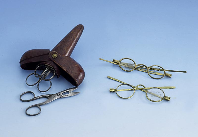 Konvolut 3 Scheren, 2 x Solingen LUZ, 1 x England, Orig.-Etui aus Leder, L. ca. 16 cm