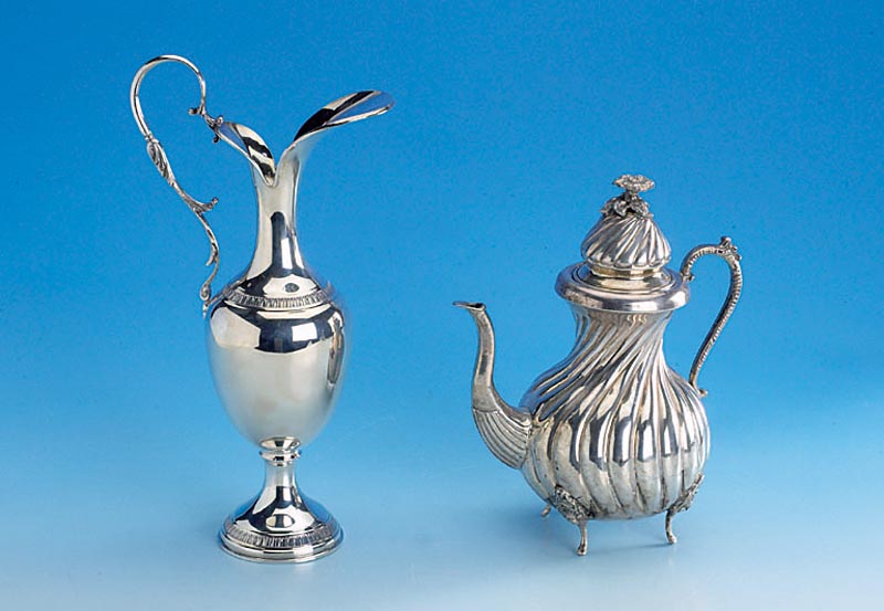 Kaffeekanne 900er Silber, im Stil von 1830/ 40, Gew. ca. 625 g, goudroniert, auf 4 FÜßen stehend, innen vergoldet, H. ca. 22 cm