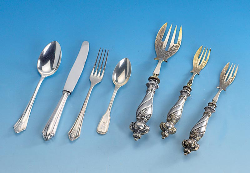 5 Austerngabeln und 1 Vorlegegabel, deutsch um 1870/80, 800er Silber, Arbeitsteile vergoldet und graviert, sammelw., Gebr.-sp.