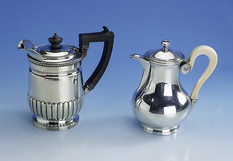 SchokoladenkÄnnchen, England, London 1931, 925er Silber, Habe und Griff Holz, Meister- marke C. & Co., schwere QualitÄt, ca. 545 g, H ca. 17 cm