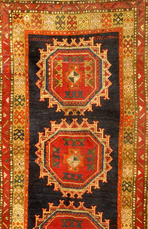 Meschgin datiert, Persien, um 1940, Wolle auf Wolle, ca. 410 x 129 cm, SchÄtzwert: 1600.- EURO, EHZ: 4-5. Kaukasische Musterung