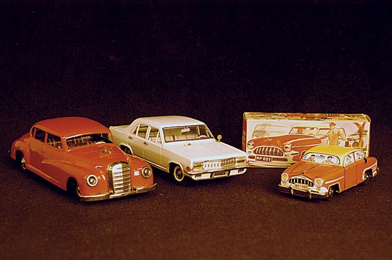Zwei Limousinen, deutsch, 60er Jahre, 1 x Schuco Fernlenk Auto Elektro Control Car 5309, Blech, weiß, gelbe Scheinwerfer, roter Mercedes 300 ...