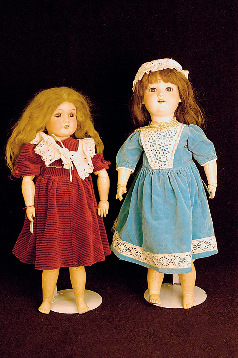 Porzellankopfpuppe, Armand Marseille, um 1900/30, MassegliederkÖrper, Knickgelenke, blaue Paperweightaugen, offener Mund, 4 ZÄhnchen oben, ...