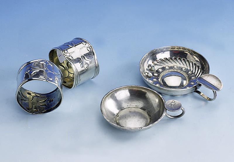 Konvolut 2 Branntweinschalen, Frankreich: 1 x Christoffle, versilbert, um 1900; 1 x Silber, geprÜft, Henkel mit MÜnze von 1918