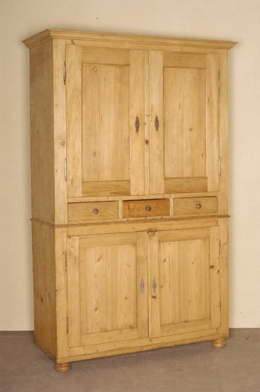 Aufsatzschrank, sÜddeutsch, um 1860/80, ursprÜnglich nicht zusammengehÖrend, Kiefer massiv, Kranz und Fuß ersetzt, 1 Fußleiste fehlt, ...