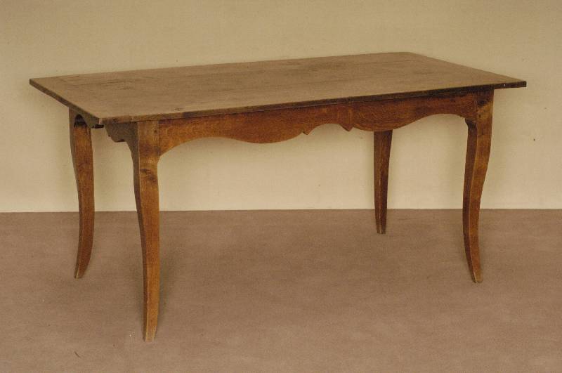 BÜgeltisch, mitteldeutsch, um 1800/30, Eiche massiv, geschwungene Beine, Zarge 4- bzw. 6-fach geschweift, Steckteile sekundÄr dazugearbeitet, alt ...