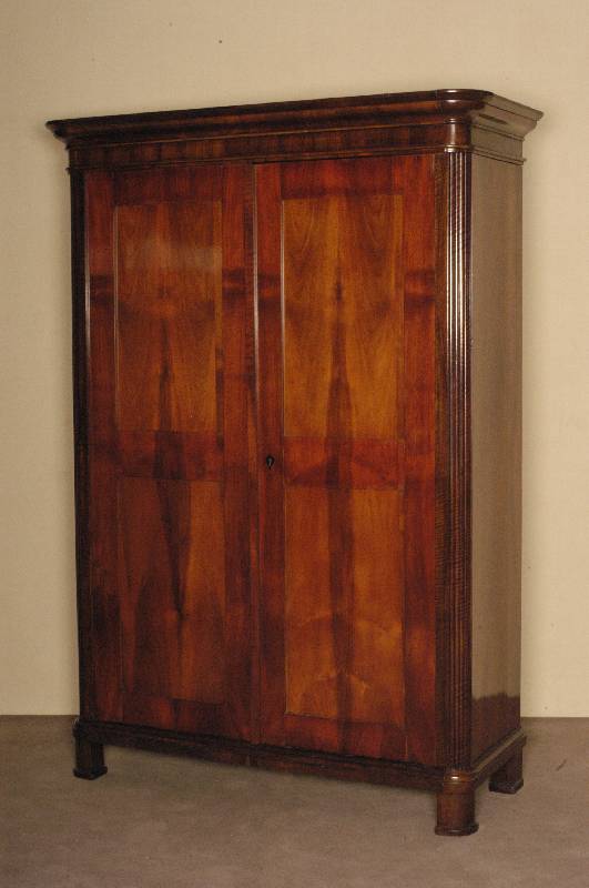 SpÄtbiedermeierschrank, mittel- bzw. norddeutsch, um 1840/50, Korpus Weichholz, Front auf Rahmen gearbeitet, mahagonifarben gearbeitet, ...