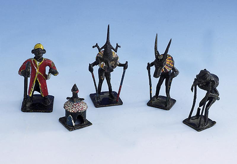 5 Skulpturen, Ashanti um 1900, Bronze, patiniert und polychrom bemalt (besch.), sehr selten, H ca. 4 bzw. 8 cm
