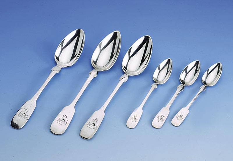 Set: 6 MenuelÖffel und 12 KaffeelÖffel, Berlin um 1830/40, Silber, Vertreiber F. RÜ- ckert, Bes.-Monogr. ligiert, in Orig.-Etuis Juwelier A.F. ...