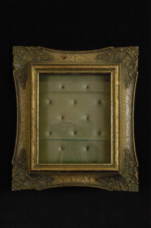 Rahmenvitrine, Barockstil, Weichholz/Hartholz, cremefarben-golden gefaßt, verglast, RÜcken genoppt, resedagrÜn ausgelegt, Gebrauchsspuren, ca. ...