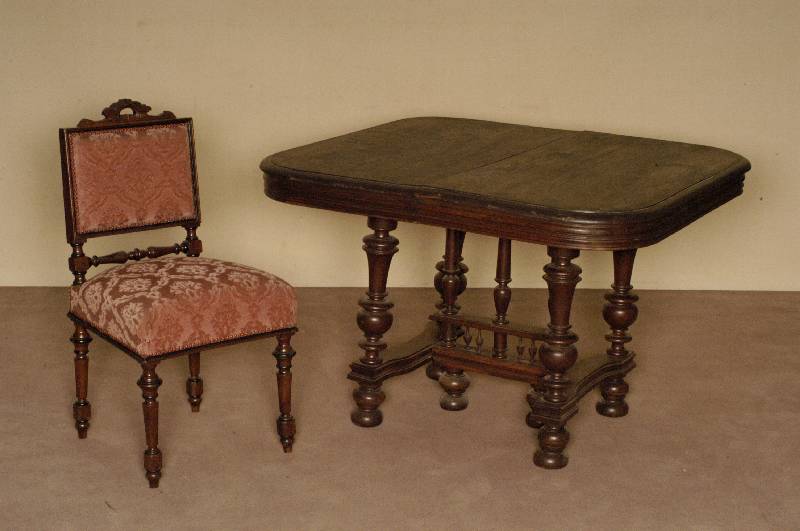 5 StÜhle, Frankreich, um 1890, Umkreis Dijon, Nußbaum und Buche massiv gearbeitet, Polster alt belassen, reiche Drechselarbeit, z.T. ...