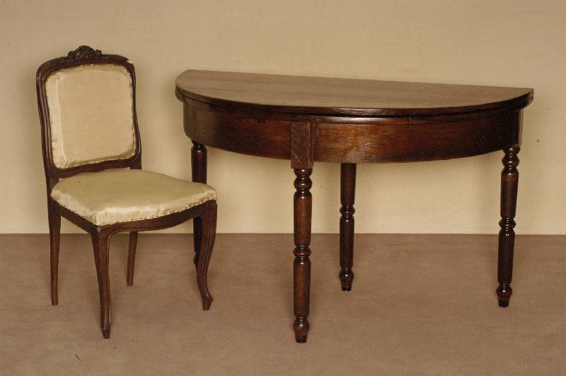 Klapptisch, sÜddeutsch, um 1810/20, Korpus Weichholz bzw. Eiche massiv, qualitÄtvolle Drechselarbeit, teilrestauriert, aufklappbar, verdeckte ...