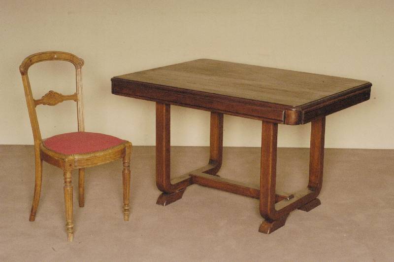 2 ZierstÜhle, Frankreich, um 1890, Nußbaum massiv, Front geschwungene LinienfÜhrung, Schnitzerei im Barockstil, stark klassizistischer ...