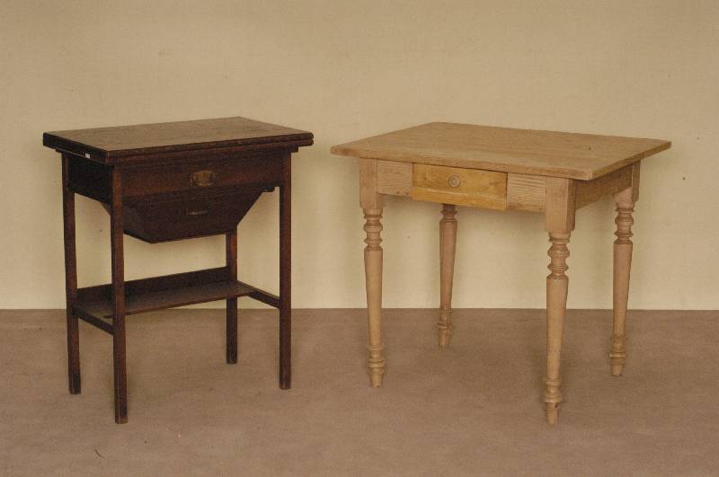 Beistell- bzw. KÜchentisch, deutsch, um 1870/80, Beine Buche massiv, reiche Drechselarbeit, Zarge und Platte Kiefer massiv, teilrestauriert, ...