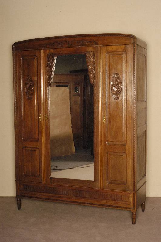Kleiderschrank, Frankreich/Nancy (?), um 1920/25, komplett auf Rahmen gearbeitet, Front und Seiten Eiche massiv, RÜckseite Weichholz, Kanten ...