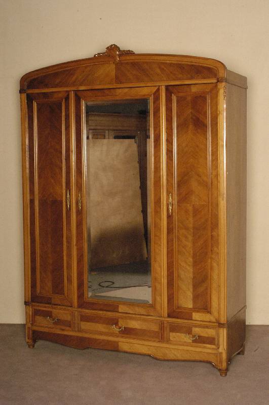 Jugendstilschrank, deutsch/Elsaß, um 1900/10, Korpus Weichholz, auf Rahmen gearbeitet, Fuß 3-schÜbig, schÖne Linierung, ZierstÄbe 3-fach ...