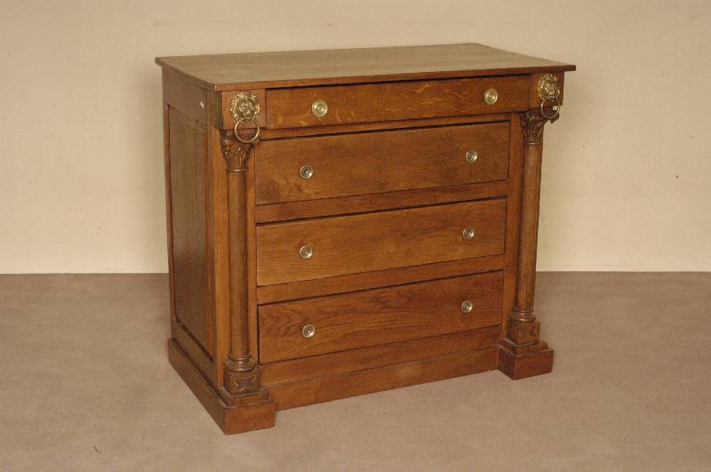 Empirestilkommode, England, um 1880/90, 4-schÜbig, Korpus Weichholz/Hartholz, freistehende SÄulen im korinthischen Stil, Eiche auf Mahagoni ...
