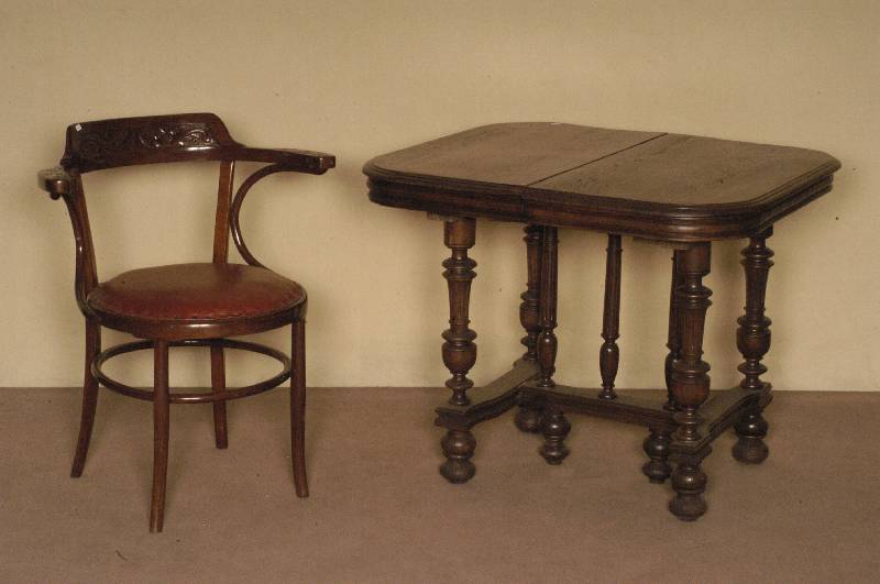 Ausziehtisch, Frankreich, um 1890, Umkreis Dijon, Eiche massiv, Eichefurnier, auf Mahagoni gebeizt, Untergestell reich gedrechselt, verschrÄnkt, ...