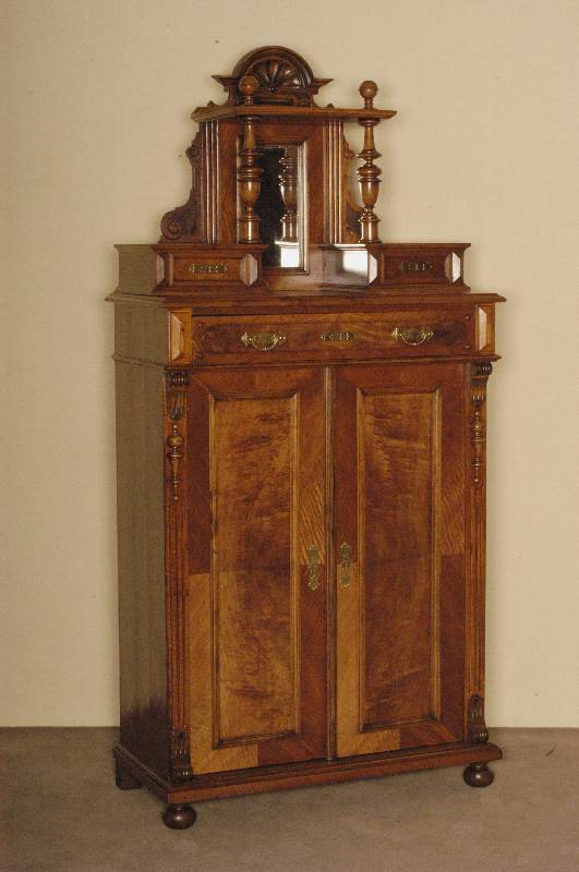 Vertiko, deutsch, um 1890/1900, GrÜnderzeit, Korpus Weichholz, Front z.T. auf Rahmen gearbeitet, Inlets Wurzelnußfurnier gespiegelt, Lisenen ...