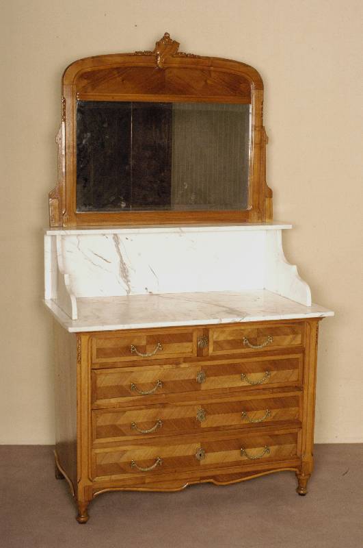 Waschkommode, wohl Frankreich, um 1890, Korpus Buche, Nußbaum massiv, Wurzelnußfurnier, z.T. gespiegelt verlegt, BronzebeschlÄge von guter ...