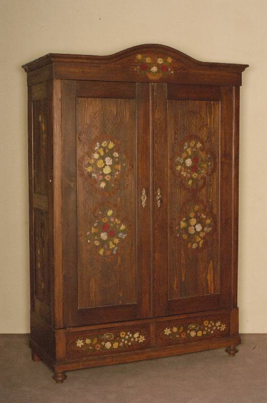 Kleiderschrank, deutsch, um 1880/90, Kiefer massiv, Front z.T. auf Rahmen gearbeitet, Kopf geschwungen, zeittypische Blumenmalerei, diese ...