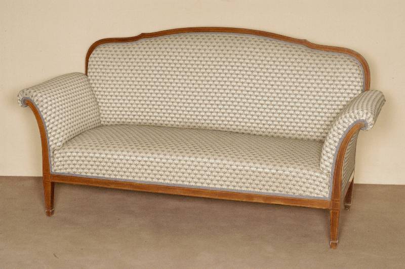 Sofa, deutsch/wohl WÜrttemberg, um 1902/06, Korpus Weichholz/Hartholz, Mahagonifurnier mit Fadenintarsien, RÜcken 3-fach geschwungen, geschweifte ...