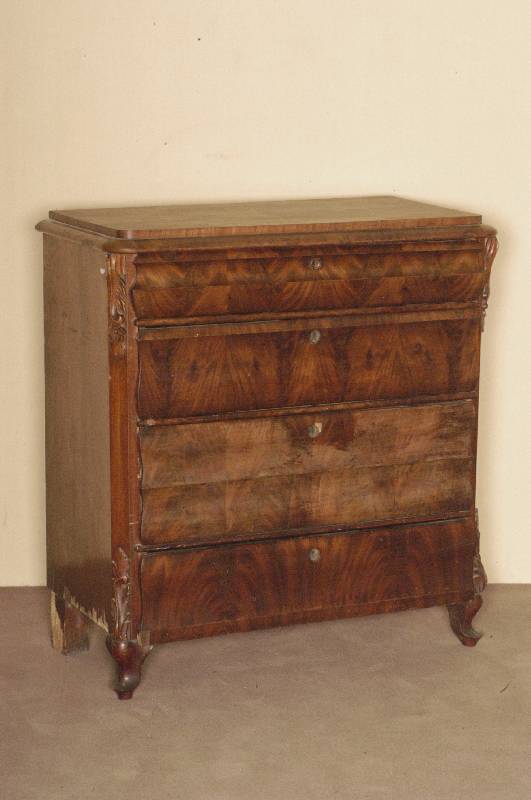 Herrenkommode, mittel- bzw. norddeutsch, um 1835/45, Korpus Weichholz, Pyramidenmahagonifurnier, 3- bzw. 4-fach gespiegelt, z.T. aufgeklappt, sehr ...