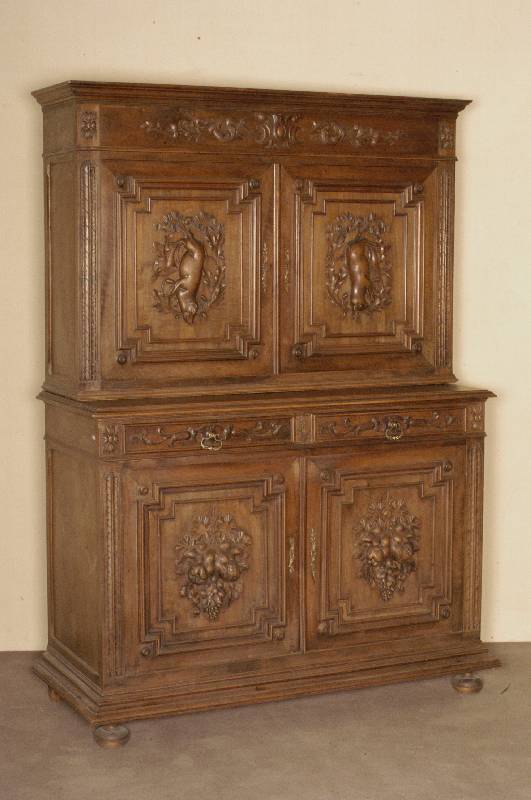 AufsatzmÖbel, Elsaß, um 1890/1900, sogenannter Jagdschrank, komplett auf Rahmen gearbeitet, Nußbaum massiv, Nußbaumfurnier, Fuß 8-fach ...