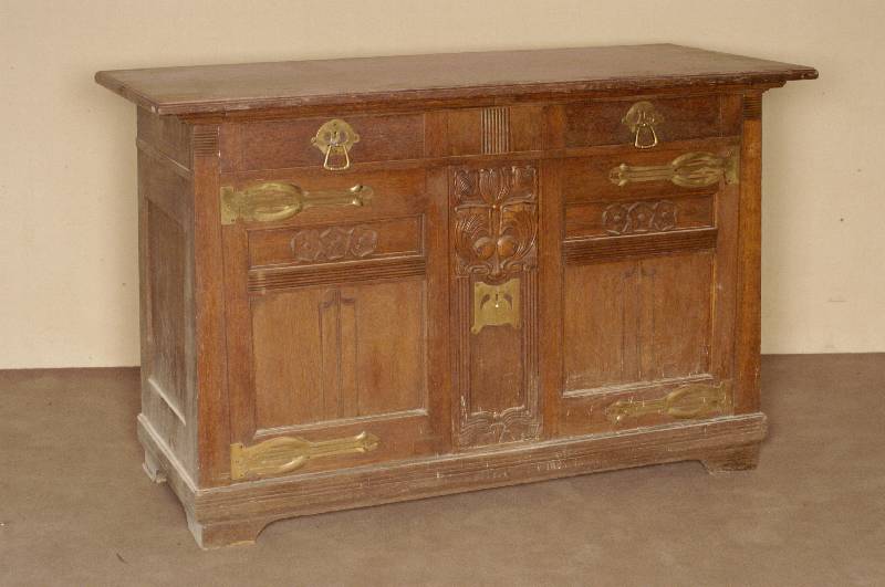 Buffet, deutsch/wohl Karlsruhe, um 1900, Eiche massiv bzw. Hartholz, auf Mahagoni gebeizt, komplett auf Rahmen gearbeitet, Front mit reicher ...