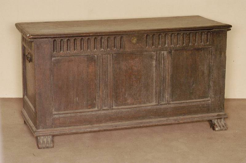 Flachdeckeltruhe, Elsaß/Lothringen, um 1770/1810, Eiche massiv, komplett auf Rahmen gearbeitet, klassizistische Front, mit ausgeprÄgtem ...