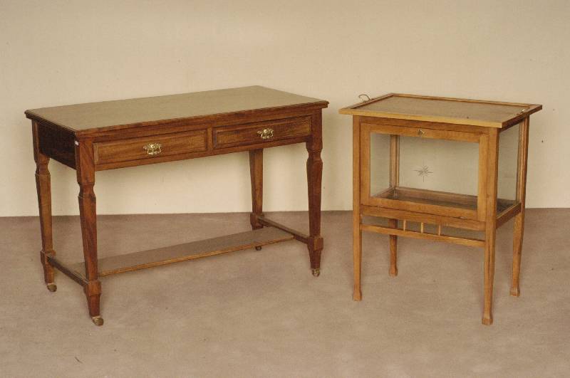 Damenschreibtisch, England, um 1900/20, frÜhviktorianischer Stil, Korpus Mahagoni und Limbaholz, original BeschlÄge, 2 SchÜbe, Fußleiste, ...