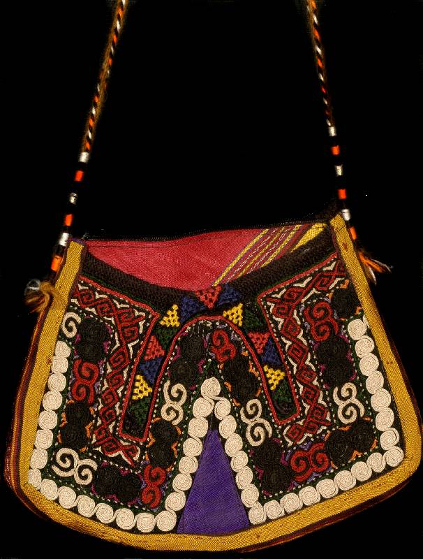UmhÄnger-Tasche,Turkestan, gesteppter, reicher Seidenstickerei,Um 1900,ca 23 x 18 cm eingesetzter Reissverschluss spÄter, SchÄtzwert: 300.- ...