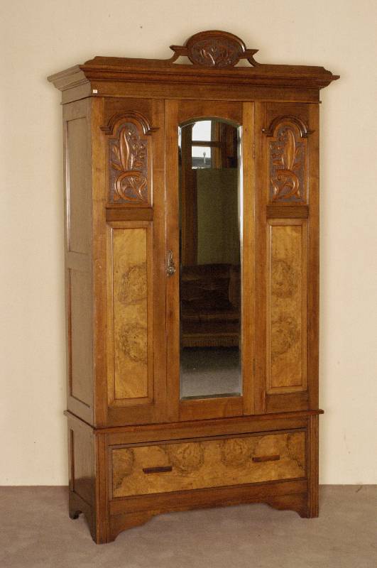 Schrank, England, um 1900, Jugendstil, Korpus Weichholz/Hartholz, Nußbaumfurnier, z.T. Wurzelnußfurnier, 3-tÜrig, in der Mitte Spiegel mit ...