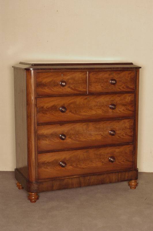 Herrenkommode, England, um 1840, SpÄtbiedermeier, Korpus Weichholz, Mahagonifurnier, z.T. gespiegelt, Schublade Eiche massiv, auf KugelfÜßen, ...