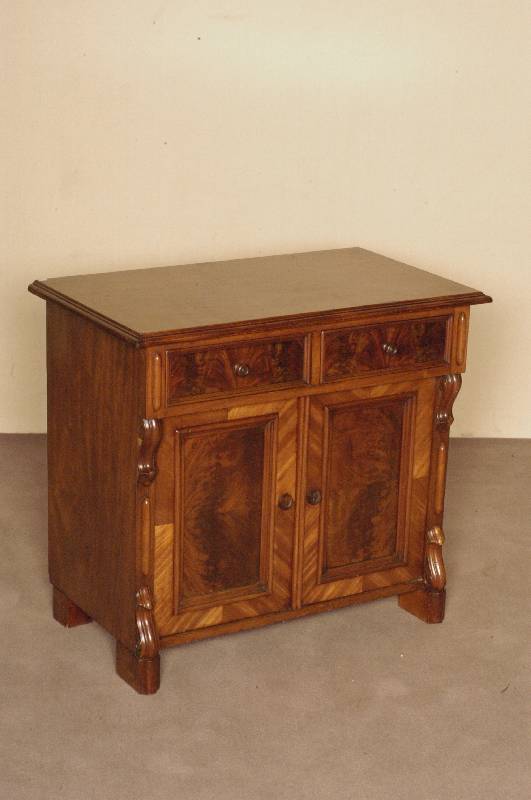 Halbschrank, deutsch, um 1870, Louis- Philippe, Lisenen mit aufgesetzten halbrunden Leisten, in Veluten auslaufend, 2 TÜren und 2 Schubladen, ...