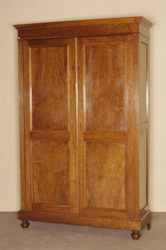 Schrank, deutsch, um 1880, GrÜnderzeit, Korpus Weichholz, Nußbaumfurnier, auf KugelfÜßen, Lisenen kanneliert, 2 TÜren auf Rahmen gearbeitet, ...