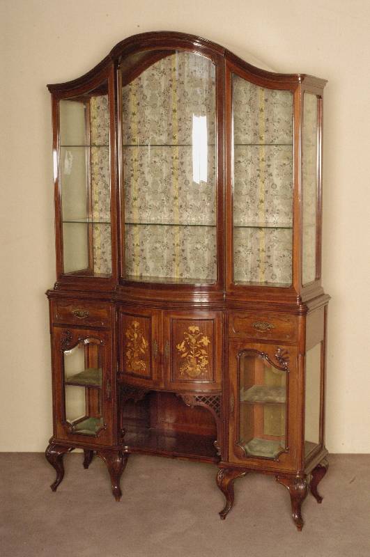 Aufsatzvitrine, England, Edwardien, Korpus Weichholz, Mahagonifurnier, mit Blumenmarketerie, 2-teiliger Korpus mit vorgerundetem Mittelteil, im ...