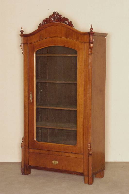 Schrank, deutsch, um 1870, Korpus Weichholz, Mahagonifurnier, unten eine Schublade, 1-tÜrig verglast, abgeschrÄgte Ecken, in Veluten auslaufend, ...