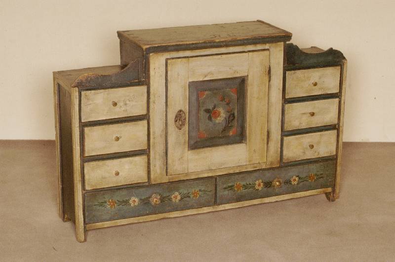Bauernschrank zum HÄngen, sÜddeutsch, um 1830 , Weichholz bemalt, Blumendekor, unten 2 Schubladen, TabernakeltÜr, seitich jeweils 3 Schubladen, ...