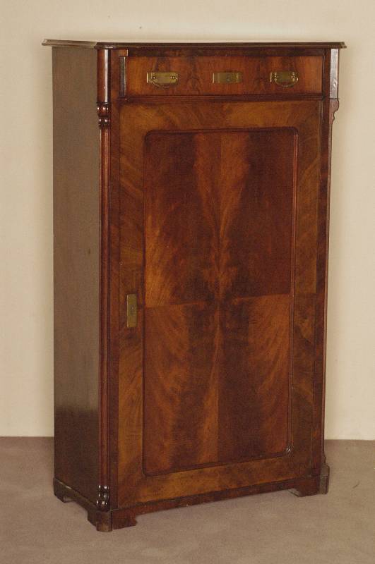 Vertiko, deutsch, um 1870, Korpus Weichholz, Mahagonifurnier gespiegelt, abgeschrÄgte Ecken mit Kehlung, 1-tÜrig, leicht gebogene Platte, ...