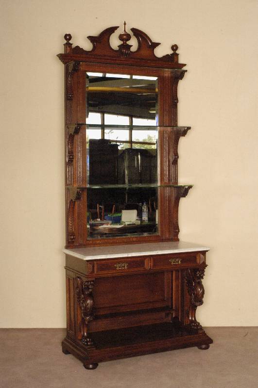 Prunkspiegel mit Konsole, deutsch, um 1870, GrÜnderzeit, Eiche massiv, auf KugelfÜßen, geschnitzter Adler aus dem Vollholz, 2 Schubladen und ...