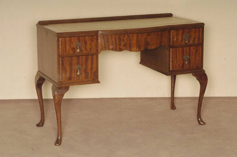 Damenschreibtisch, England, um 1905, Chippendale, Korpus Weichholz/Hartholz, Mahagonifurnier, gebogene Beine, 5-schÜbig, Arbeitsplatte mit Leder ...