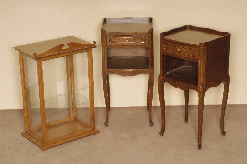 SammlerschrÄnkchen, deutsch, um 1920, Eiche massiv, verglast, wohl ehemalige Zigarrenvitrine, BekrÖnung leicht gebogen, 1 Glaseinlegeboden, ...