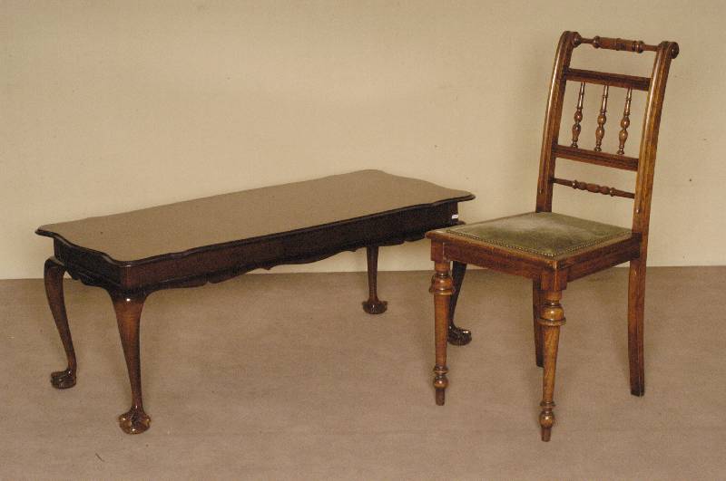 Couchtisch, deutsch, um 1960, Barockstil, Korpus Tischlerplatte, Wurzelholzfurnier, gebogene Beine in Tatzen auslaufend, Platte mit schÖnem ...