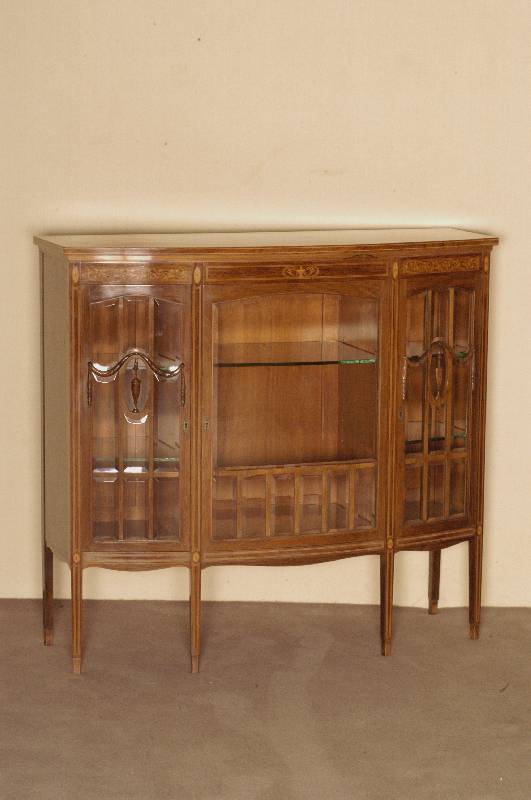 Vitrinenschrank, deutsch, um 1900, Edwardienstil, Palisander mit doppelten hellen Fadenintarsien, gebogene Front, 3-tÜrig, verglast mit ...